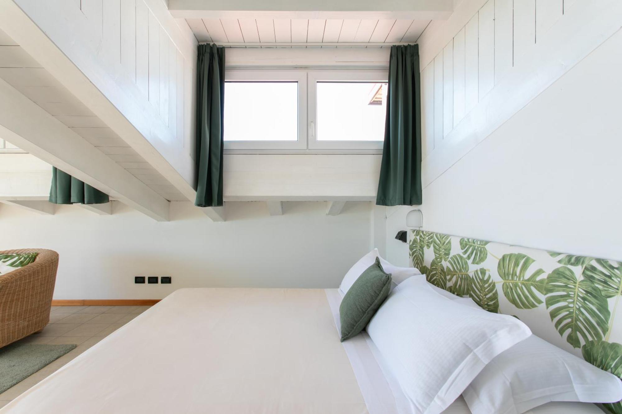 Zimmer mit Kingsize-Bett und Meerblick